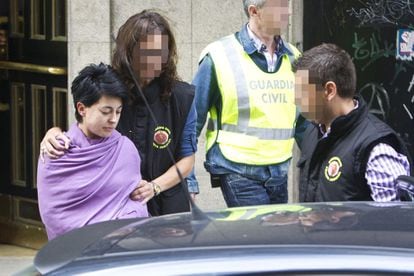 La guardia civil custodia a Rosario Porto tras concluir el registro de su domicilio.