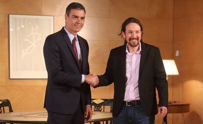 El presidente del Gobierno en funciones, Pedro Sánchez, en la reunión con el líder de Unidas Podemos, Pablo Iglesias, este martes.