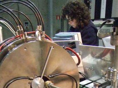 Una cient&iacute;fica trabaja en el laboratorio de plasma, ubicado en la nave industrial Feder del campus de la UPV en Leioa y con el que trabajaba ESS Bilbao.