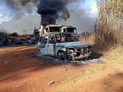 Un vehículo quemado tras el ataque armado en Hpruso, en el estado birmano de Kayah, el pasado 25 de diciembre.