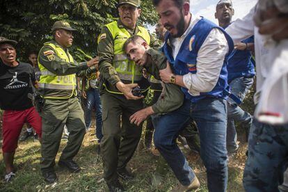Un desertor de la Guardia Nacional Venezolana es recibido en el puente Simón Bolívar.