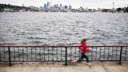 Corriendo por el Waterfront de Seattle, cuyo &#039;skyline&#039; se divisa al fondo. 