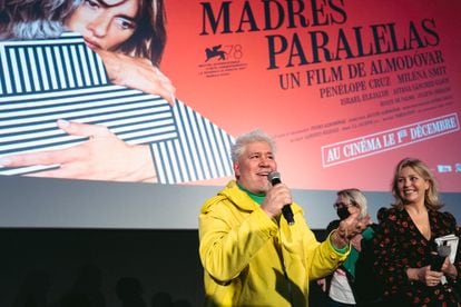 Almodóvar, en el preestreno francés de 'Madres paralelas', el sábado en el cine Pathé-Wepler de París.