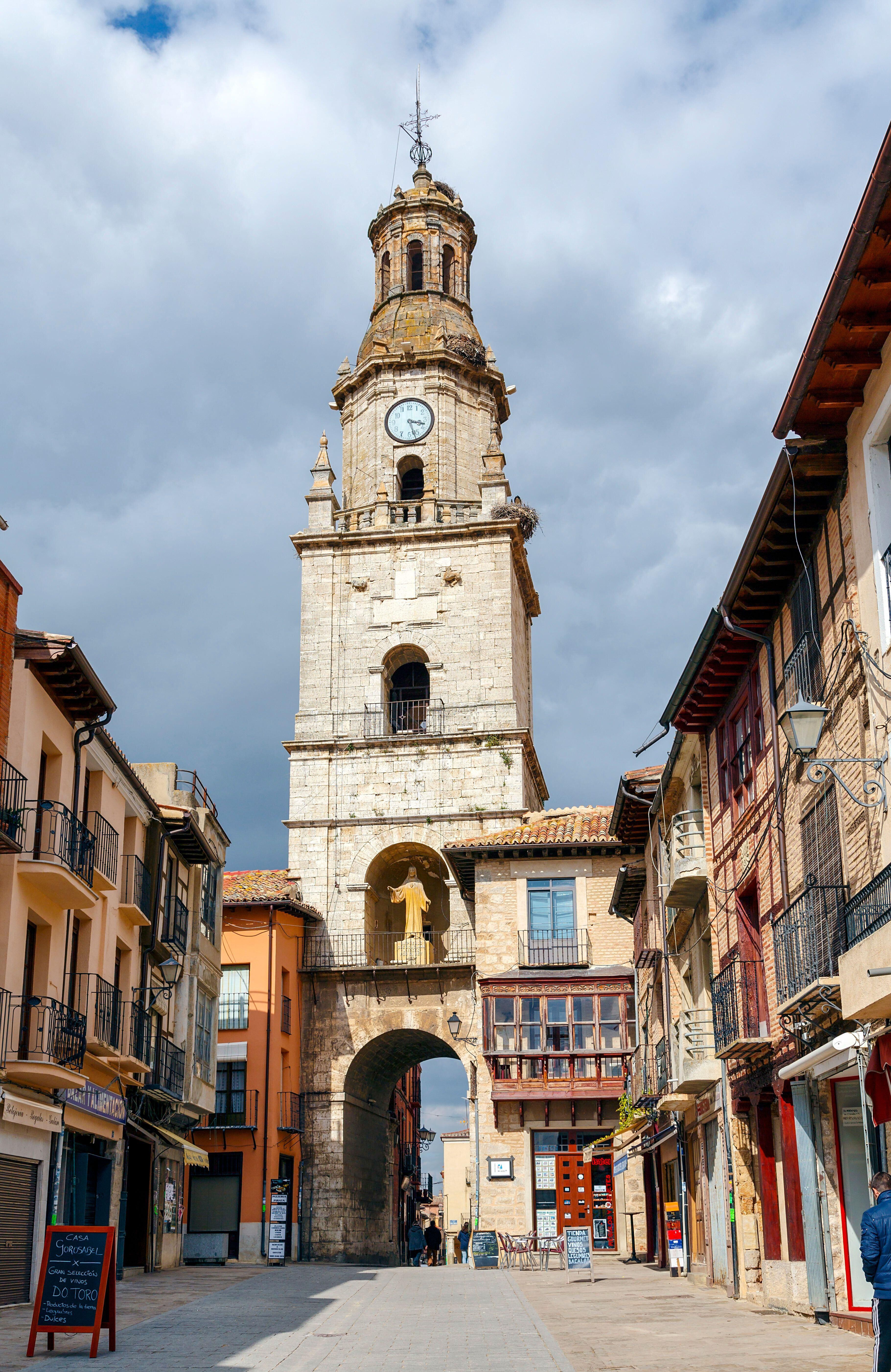 Torre del Reloj, de unos 20 metros de altura, construida en 1738 por el arquitecto Valentín Antonio de Mazarrasa y Torres sobre el arco de entrada al conjunto monumental de la ciudad.