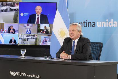 El presidente argentino, Alberto Fernández, en videoconferencia con su par ruso, Vladimir Putin, este viernes.