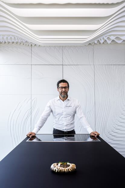 El cocinero Quique Dacosta, en el laboratorio que tiene junto a la cocina de su restaurante de tres estrellas Michelin en Dénia (Alicante).
Acaba de preparar un arroz con morena.