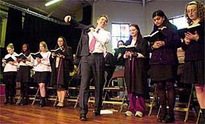 Tony Blair, ayer en un colegio público del sur de Londres, donde anunció la convocatoria de elecciones generales en el Reino Unido para el 7 de junio.