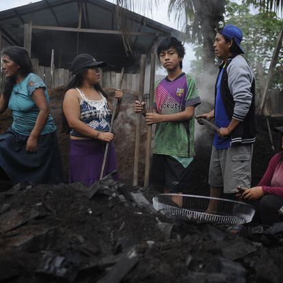 Familias enteras de Pullcapa están expuestas a enfermedades por trabajar entre los residuos del vertedero de la ciudad.