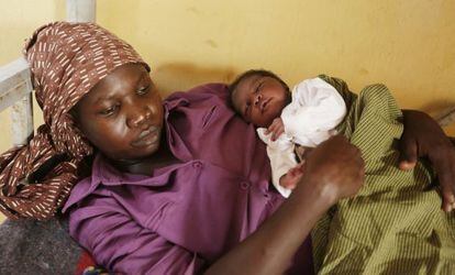 Lami Musa, una de les víctimes rescatades, amb el seu nadó.