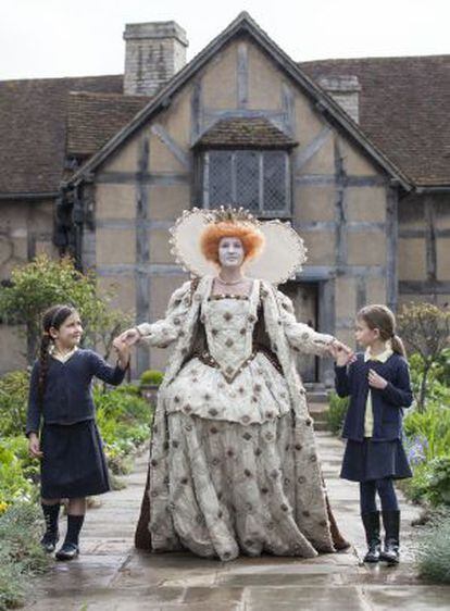 Dos niñas participan en una de las actividades en Stratford-upon-Avon por los 450 del nacimiento de Shakespeare.