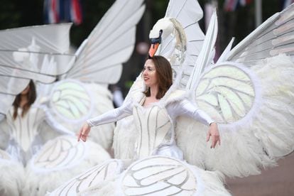 Una participante vestida como un cisne durante el desfile del Jubileo, donde han desfilado más de 6.000 personas.