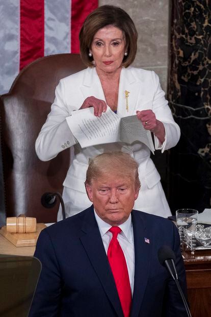 La congresista demócrata Nancy Pelosi (atrás) rompe una copia del discurso sobre el Estado de la Unión del presidente estadounidense, Donald Trump, al final de la intervención del mandatario, en Washington, en febrero de 2020.