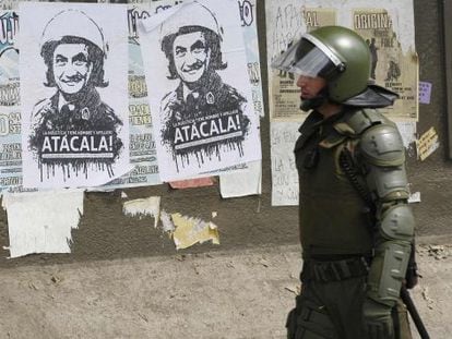 Carteles con la imagen del presidente Pi&ntilde;era con casco de antidisturbios, en Valpara&iacute;so.