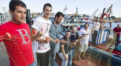 Pescadores de xouba y sardina en Rianxo muestran el xeito con el que pescan.