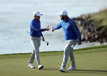 Sergio Garcia, golfista en la Liga saudí, junto a Jon Rahm, del PGA Tour, durante la Ryder Cup en septiembre de 2021.