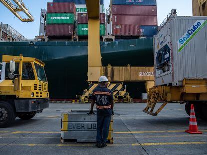 Un trabajador como carga descarga en el Puerto de Buenaventura en Buenaventura, Colombia.