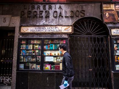 La librería madrileña Pérez Galdós, en Madrid, cerrada por el estado de alerta tras el coronavirus.