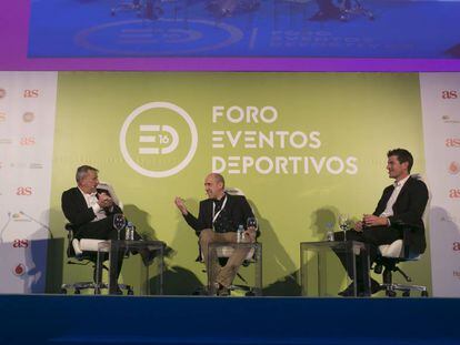 Ettiene Lavigne, director del Dakar, Héctor Martínez y Marc Coma, en el COE.