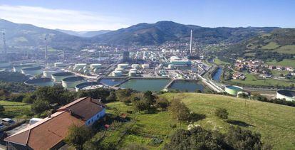 Imagen de la refinería de Petronor en Bilbao, donde Repsol tiene previsto capturar CO2 y usarlo para fabricar combustibles sintéticos con cero emisiones netas.
