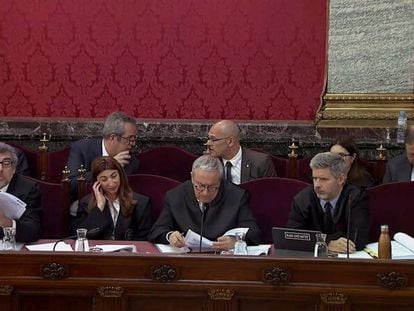 Imagen capturada de la señal institucional del Tribunal Supremo del banco de las defensas. En segunda fila, los acusados Forn, Romeva, y Junqueras. En vídeo, la declaración de un comisario desvela que nada ocurrió por casualidad.