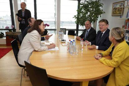 La comisario Cecilia Malsmtröm (izquierda), frente a Ximo Puig, en la Comisión Europea.