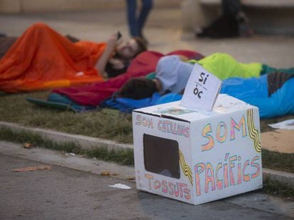 Varias personas duermen frente a la sede del Tribunal Superior de Justicia de Cataluña (TSJC).