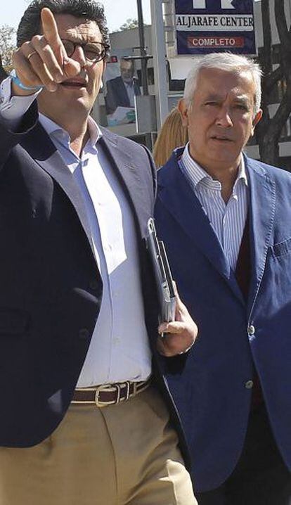 Ricardo Tarno y Javier Arenas, en Mairena del Aljarafe.