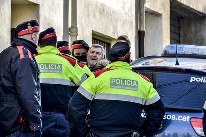 Jordi Magentí, aquest matí, envoltat d'agents dels Mossos.