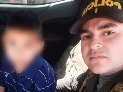 Cristopher Quintana junto a un policía, tras ser liberado en Antioquia, en una imagen difundida en redes sociales.