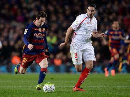 Messi traslada el balón ante Rami.