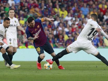 Messi, ante Rodrigo y Coquelín en la última final de Copa.