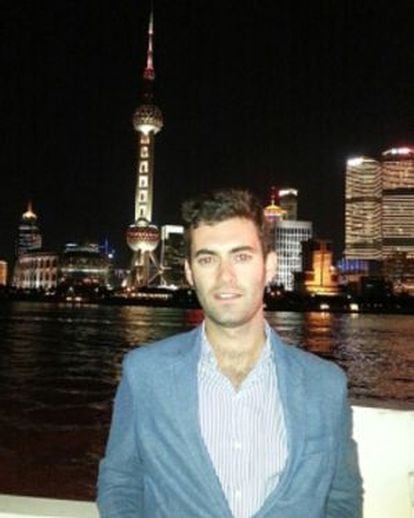 Borja Iniguez con el skyline de Shanghai.