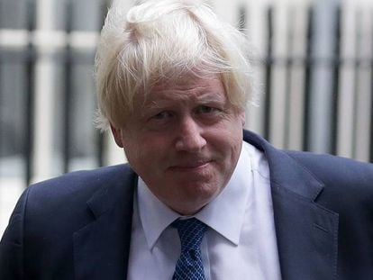 El ministro Johnson abandona Downing Street, este viernes en Londres.