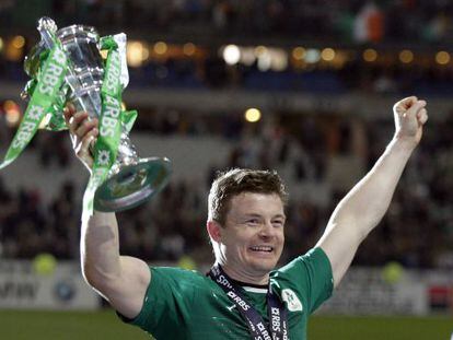 O’Driscoll, feliz con el trofeo del Seis Naciones