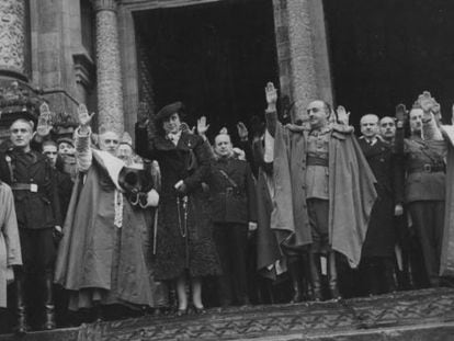 Francisco Franco y Carmen Polo , ante el P&oacute;rtico de la Gloria, en 1938. 