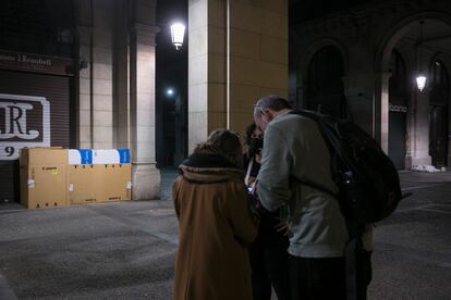 Walker, Zapata y Collantes frente a una persona durmiendo oculta entre unos cartones