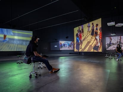 Una sala de la exposición 'Juegos de niñxs, 1999-2022'  del artista belga Francis Alÿs
