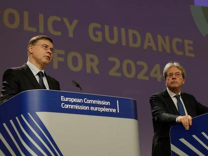 El vicepresidente económico de la Comisión, Valdis Dombrovskis, y el comisario económico, Paolo Gentiloni. EFE