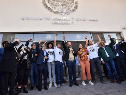 Los estudiantes Javier Armenta, Iván Ilich Cisneros y José Alexis Rojas, al salir del juzgado de Puente Grande, este 10 de enero.