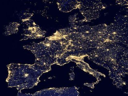 En la imagen de la Tierra vista de noche, desde sat&eacute;lite, destacan las concentraciones urbanas por la iluminaci&oacute;n.