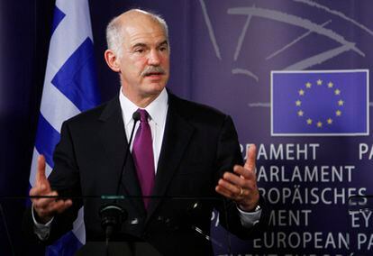 El primer ministro griego, Yorgos Papandreu, durante una rueda de prensa tras intervenir ante la Eurocámara.