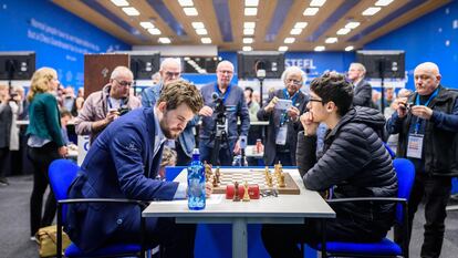 Carlsen y Firouzja, durante su partida en el torneo Tata de Wijk aan Zee (Países Bajos) en 2020