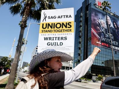 Una integrante del sindicato SAG-AFTRA protesta frente a las oficinas de Netflix en Los Ángeles.