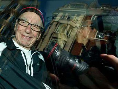 Rupert Murdoch abandona su casa de Londres hoy lunes 11 de julio.