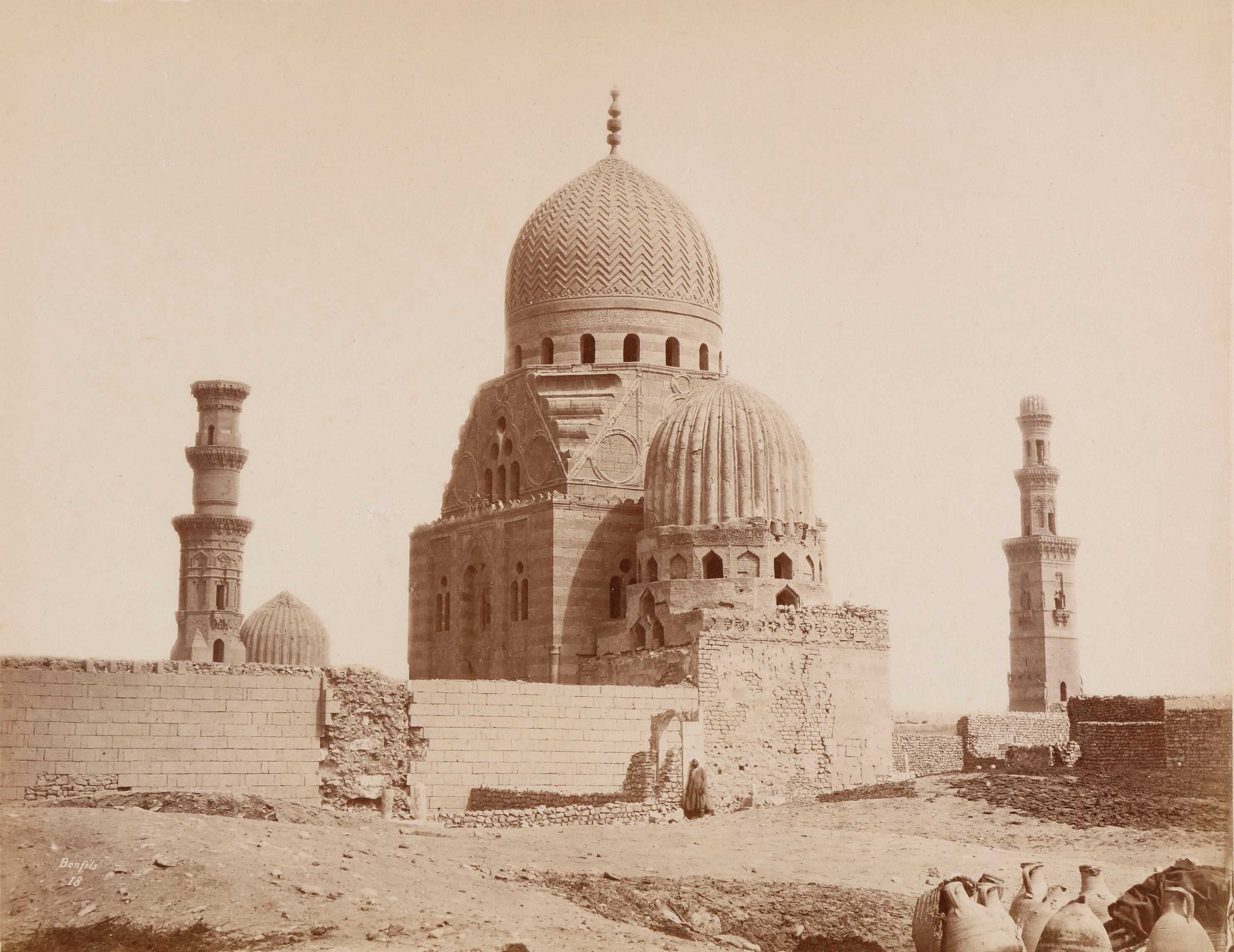 Fotografía de las tumbas de los califas mamelucos en El Cairo, tomada por el francés Felix Bonfils en 1870. 