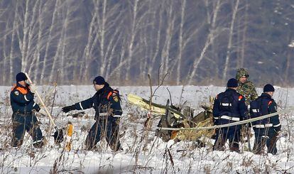 Las autoridades sanitarias de Rusia han decidido ampliar a siete días la búsqueda de los restos mortales de las personas que iban el avión accidentado. En la imagen, personal de emergencias junto a los restos del avión siniestrado, el 12 de febrero de 2018.