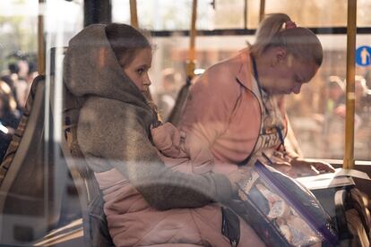 Llegada en autobús de las personas evacuadas de la fabrica Azovstal de Mariupol al centro de recepción de refugiados de Zaporiyia