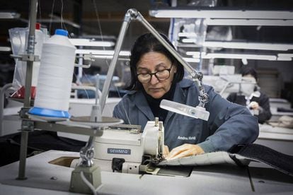 Una costurera en la fábrica de Valencia.