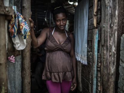 Rosa Giselle González, de 34 años, vive junto a sus tres hijos y su compañero, en San Cristóbal, República Dominicana. Fue abandonada por su marido y cargó sola con los chicos.