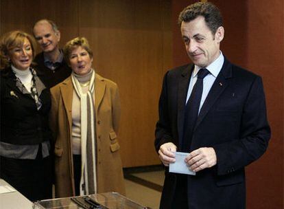 El presidente francés, Nicolas Sarkozy, en el momento de votar.